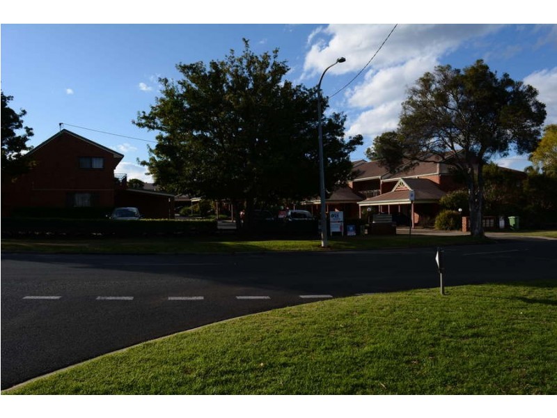 2/367 Margaret Street, Newtown QLD 4350