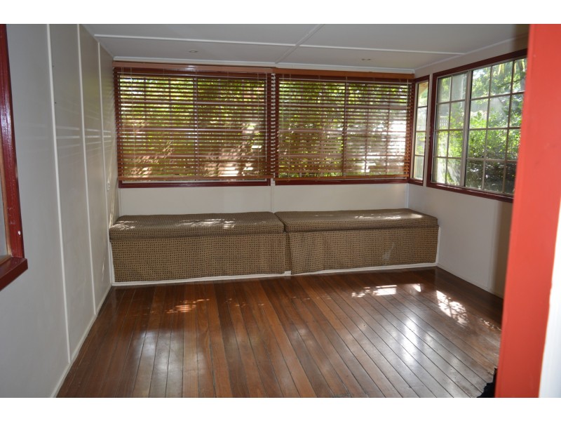 11 Mary Street, Mount Lofty QLD 4350