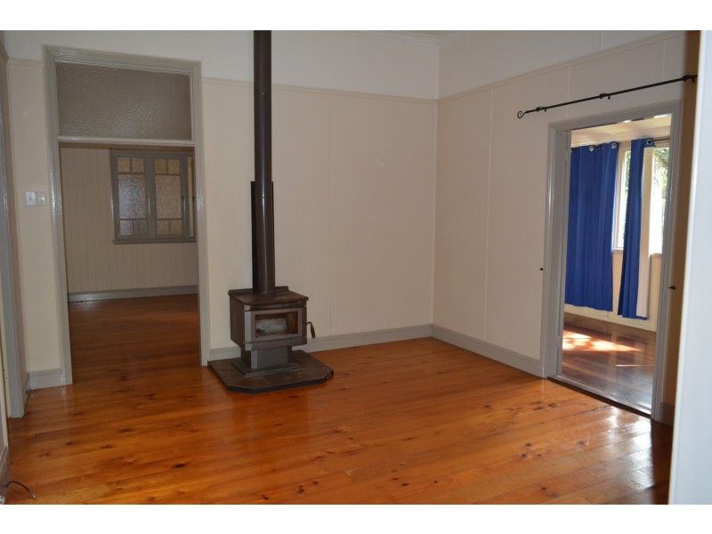 11 Mary Street, Mount Lofty QLD 4350