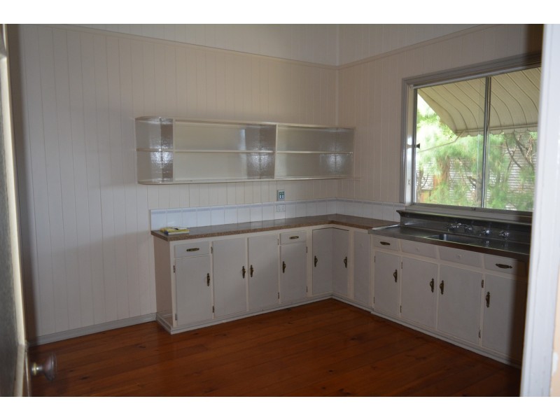 11 Mary Street, Mount Lofty QLD 4350