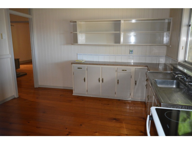 11 Mary Street, Mount Lofty QLD 4350