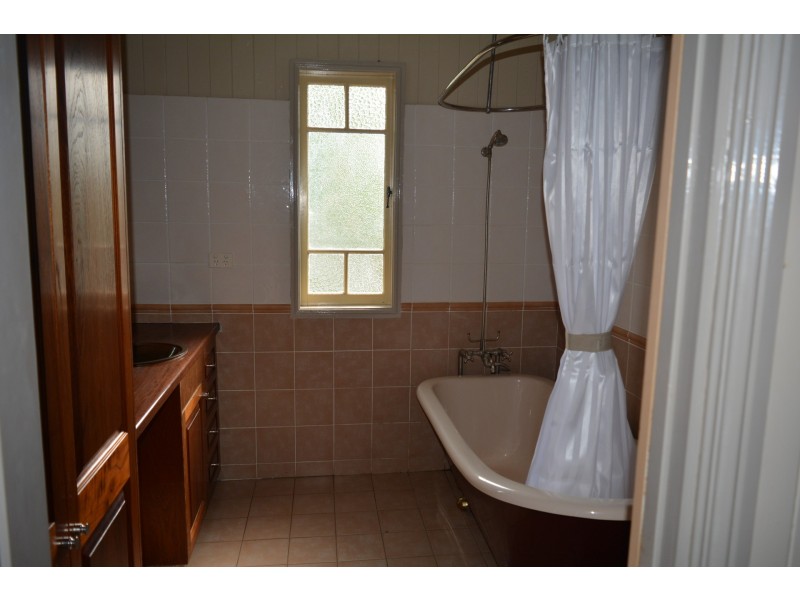 11 Mary Street, Mount Lofty QLD 4350