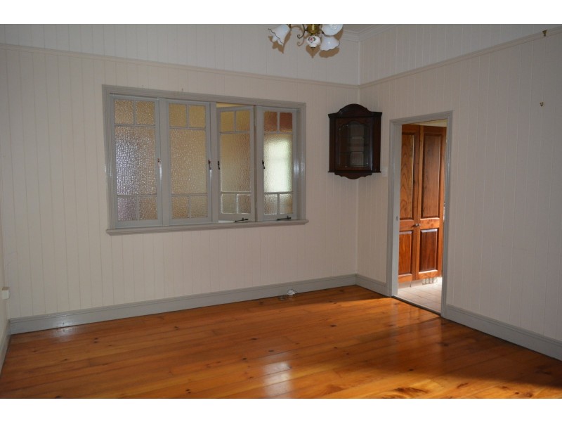 11 Mary Street, Mount Lofty QLD 4350