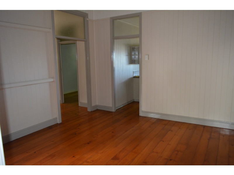 11 Mary Street, Mount Lofty QLD 4350