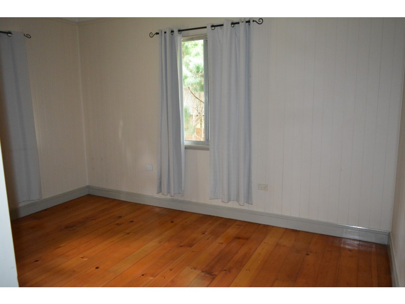 11 Mary Street, Mount Lofty QLD 4350