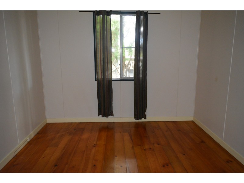 11 Mary Street, Mount Lofty QLD 4350