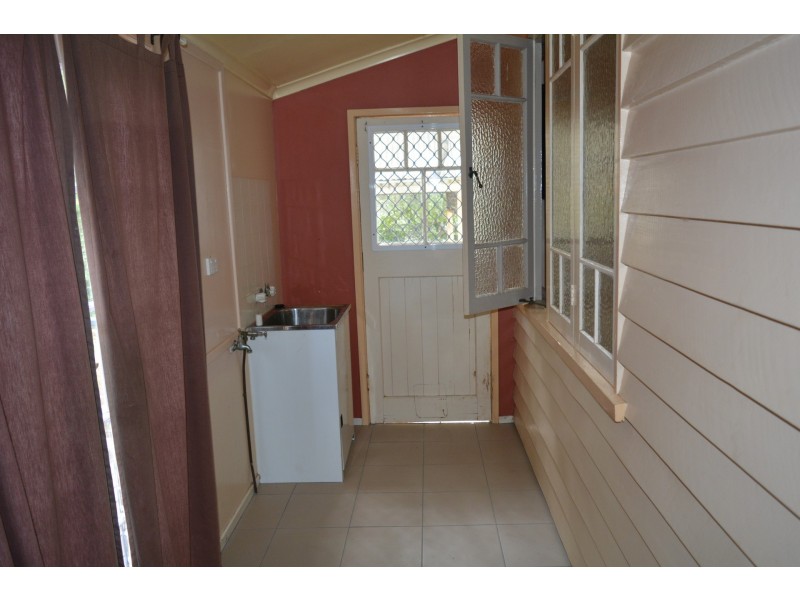 11 Mary Street, Mount Lofty QLD 4350