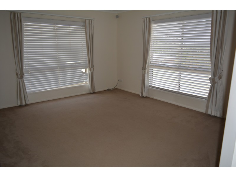 13 Dodson Crescent, Mount Kynoch QLD 4350