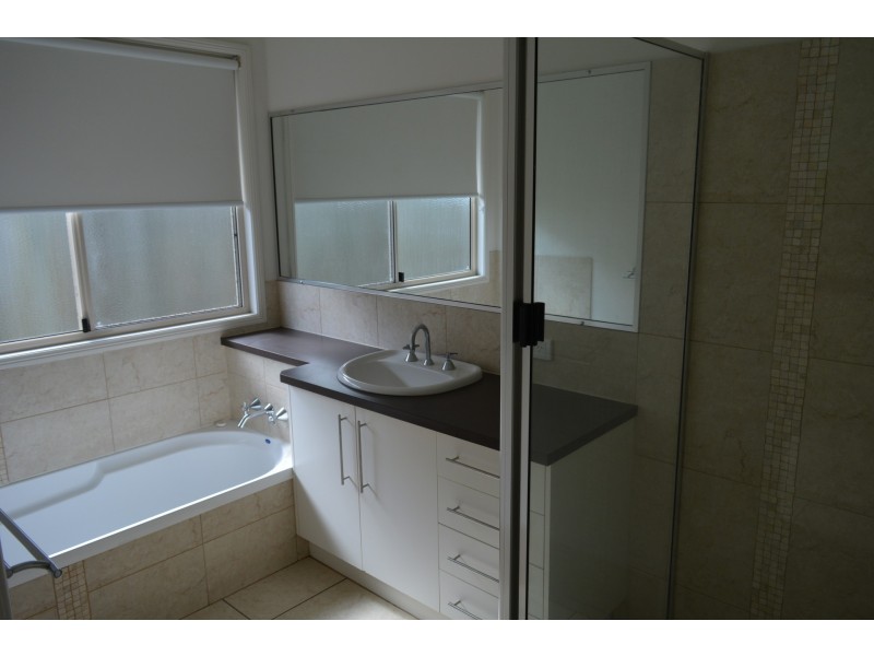 13 Dodson Crescent, Mount Kynoch QLD 4350