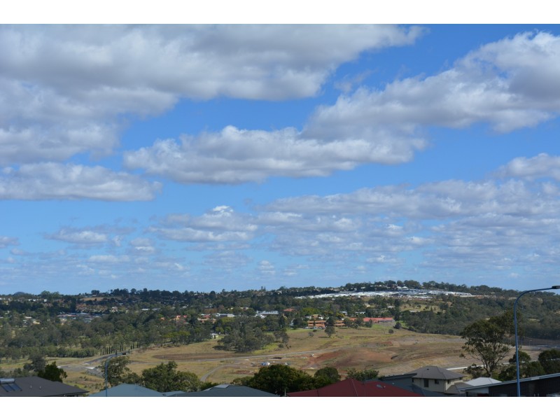 13 Dodson Crescent, Mount Kynoch QLD 4350