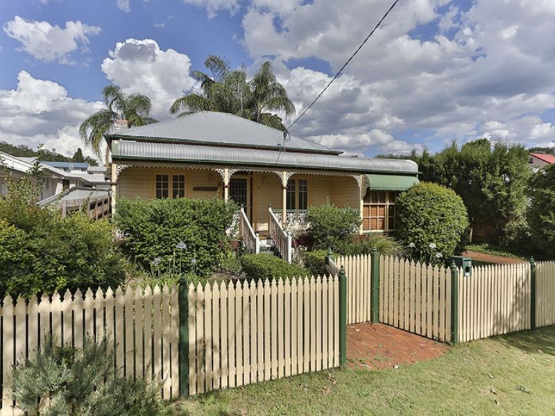 4 Prospect Street, North Toowoomba QLD 4350