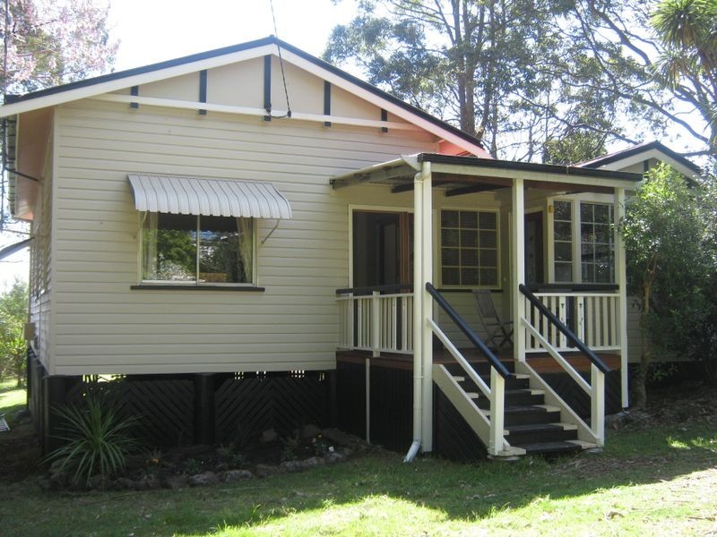 11 Mary Street, Mount Lofty QLD 4350