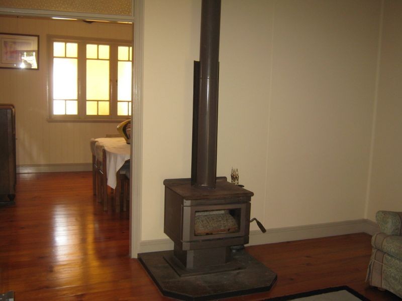 11 Mary Street, Mount Lofty QLD 4350