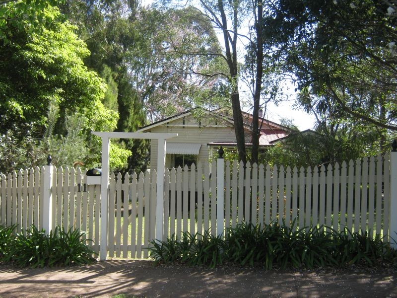 11 Mary Street, Mount Lofty QLD 4350