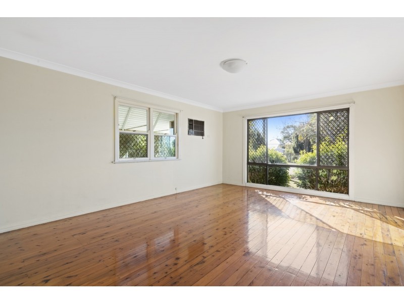 32 Charlotte Street, Newtown QLD 4350