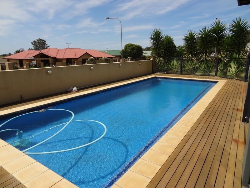 1 Vanham Close, Middle Ridge QLD 4350