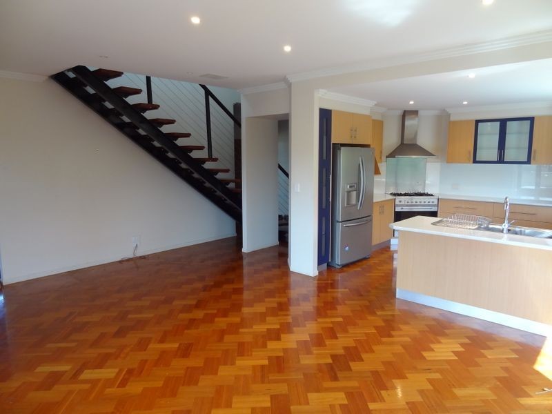 1 Vanham Close, Middle Ridge QLD 4350