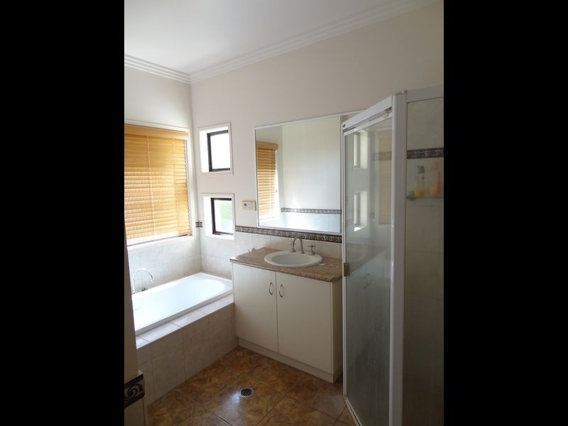 1 Vanham Close, Middle Ridge QLD 4350