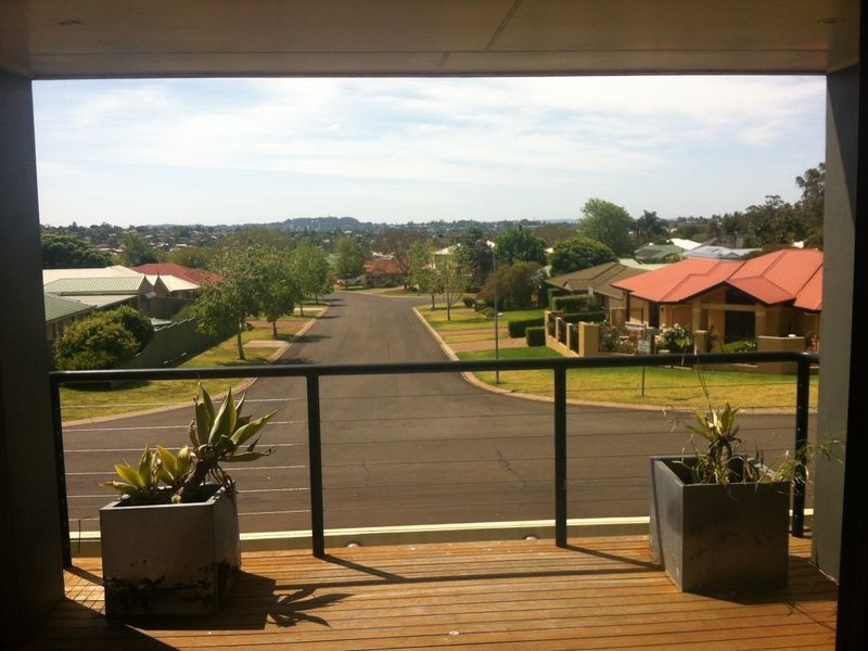 1 Vanham Close, Middle Ridge QLD 4350