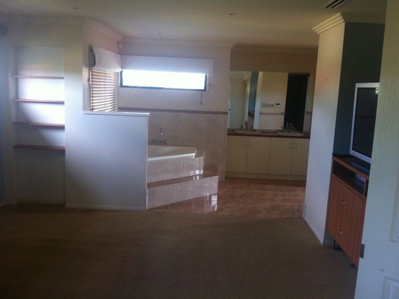 1 Vanham Close, Middle Ridge QLD 4350