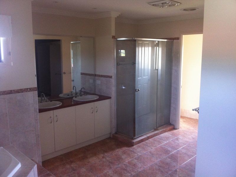 1 Vanham Close, Middle Ridge QLD 4350