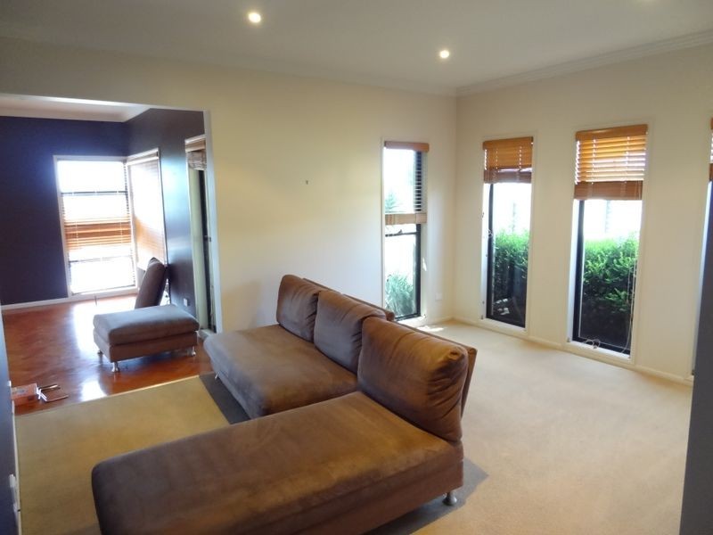 1 Vanham Close, Middle Ridge QLD 4350