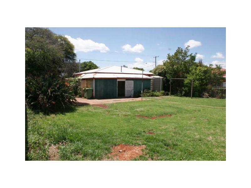 365 West Street, Harristown QLD 4350