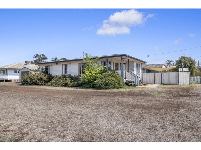6 Milligan Street, Oakey QLD 4401