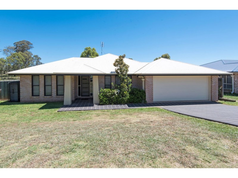 8 Moorina Drive, Harristown QLD 4350