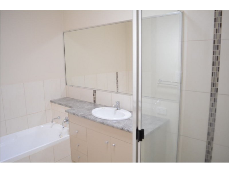 1/9 Sambar Court, Kearneys Spring QLD 4350