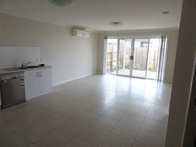 2/17 Sambar Court, Kearneys Spring QLD 4350