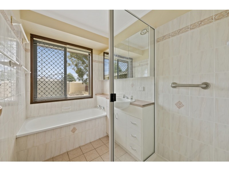 12 Cooper Avenue, Oakey QLD 4401
