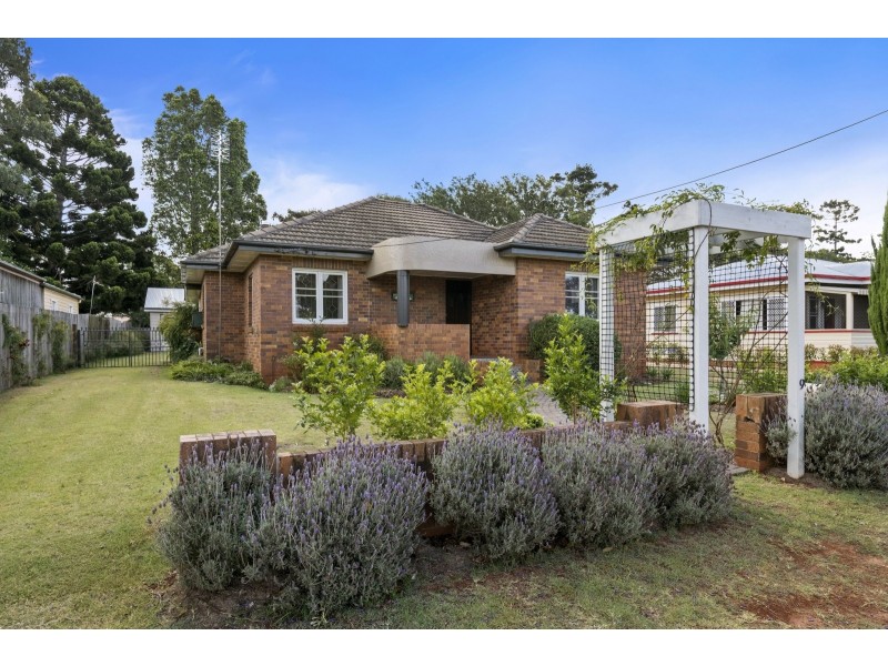 9 Lloyd Street, Harristown QLD 4350