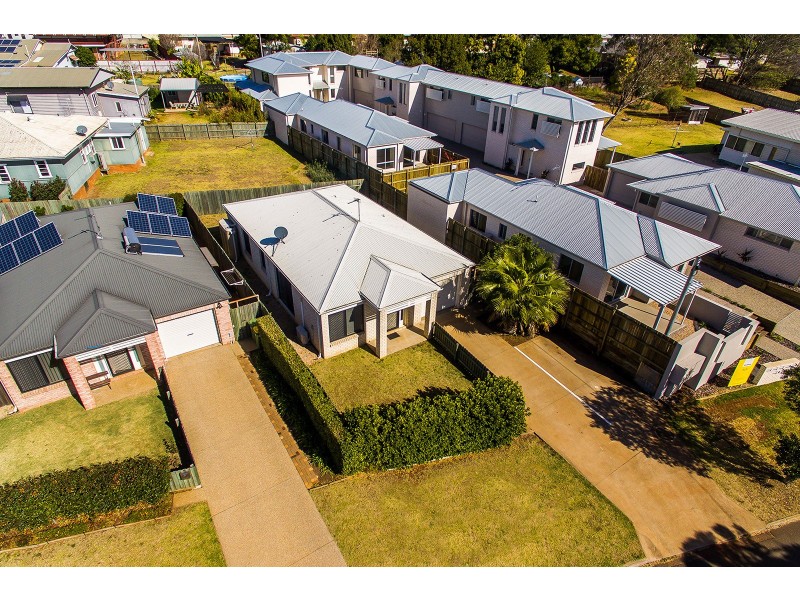 3/2 Swallow Court, Newtown QLD 4350