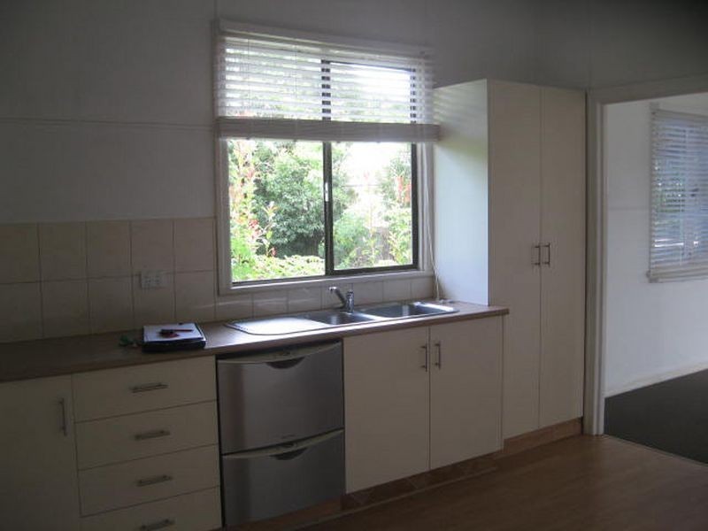 16 Ross Street, Mount Lofty QLD 4350
