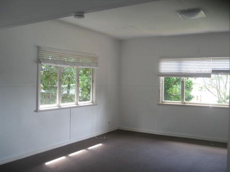 16 Ross Street, Mount Lofty QLD 4350