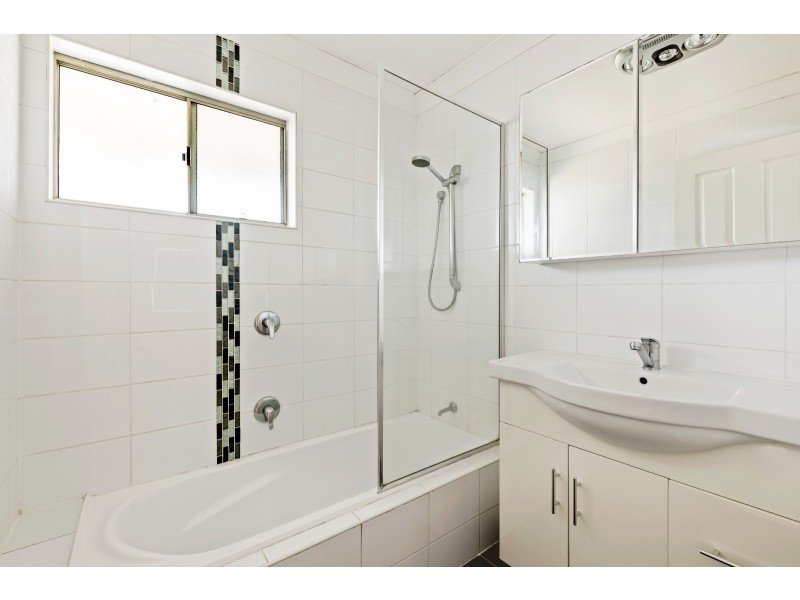 2/22 Whichello Street, Newtown QLD 4350