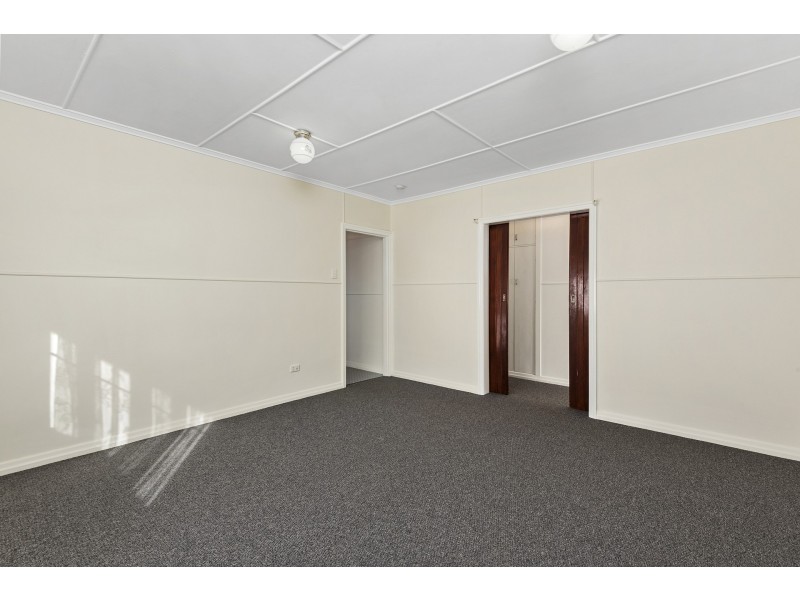 4 Murray Street, Mount Lofty QLD 4350