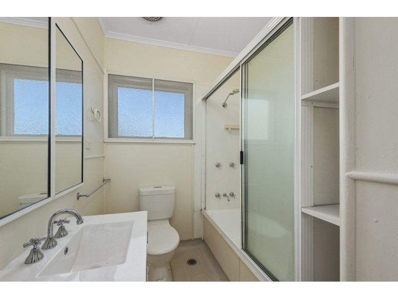 4 Murray Street, Mount Lofty QLD 4350