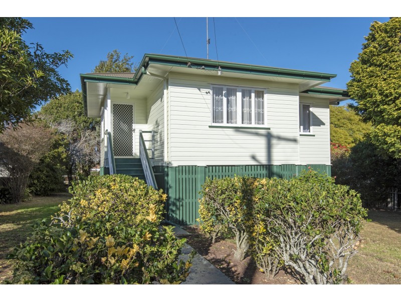 4 Murray Street, Mount Lofty QLD 4350