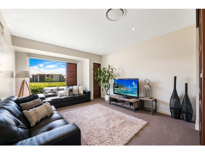 8 Brimblecombe Drive, Middle Ridge QLD 4350