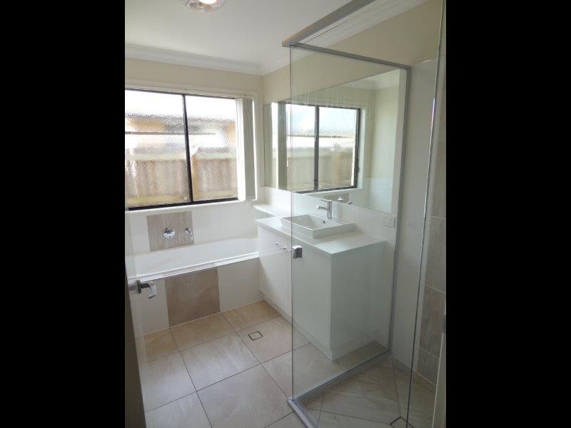 2/42 Woleebee Drive, Glenvale QLD 4350