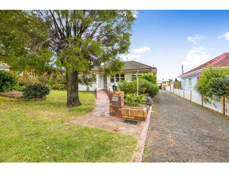 7 Norah Street, Centenary Heights QLD 4350