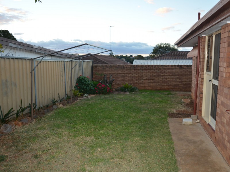 2/301 Bridge Street, Newtown QLD 4350
