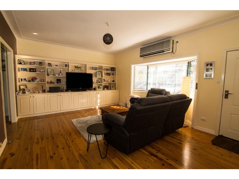 54B North Street, Mount Lofty QLD 4350