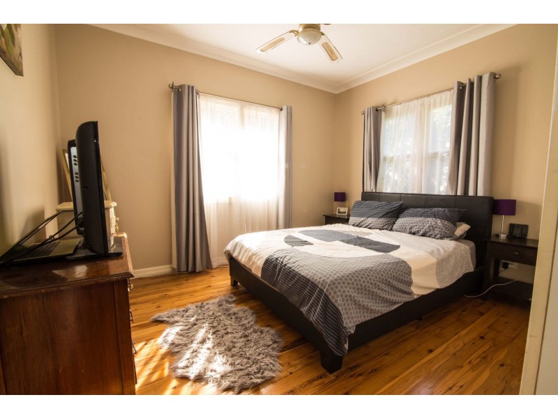 54B North Street, Mount Lofty QLD 4350