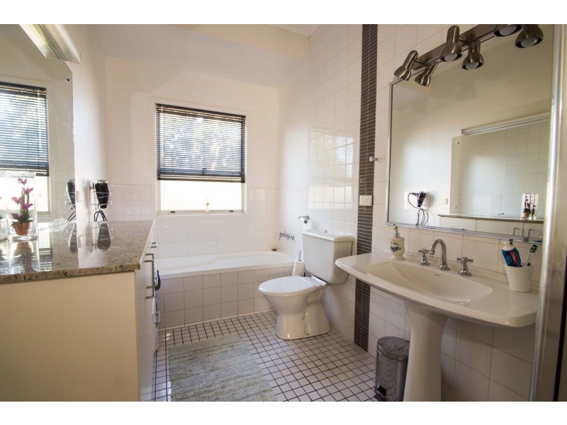 54B North Street, Mount Lofty QLD 4350