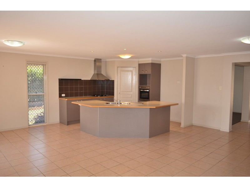 11 Saba Court, Middle Ridge QLD 4350