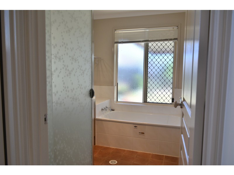 11 Saba Court, Middle Ridge QLD 4350