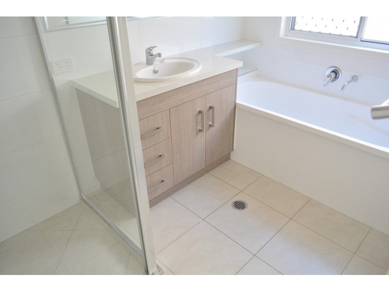 1/1 Chainey Court, Glenvale QLD 4350